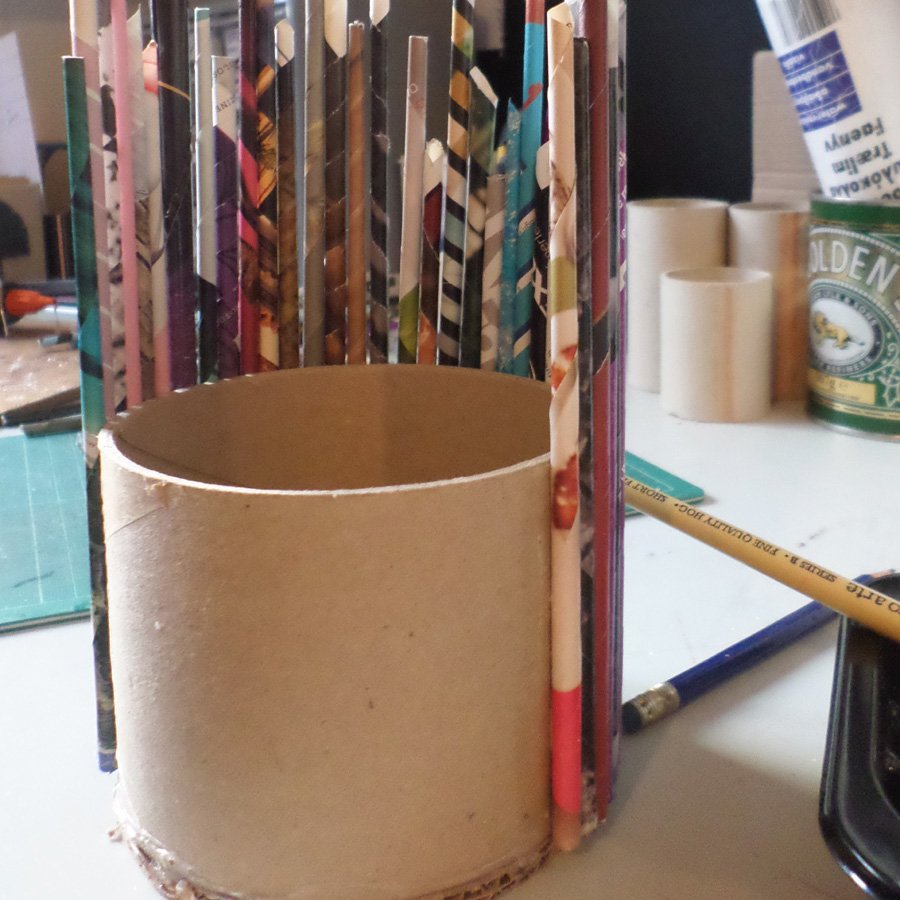 how to make a recycled magazine pencil holder