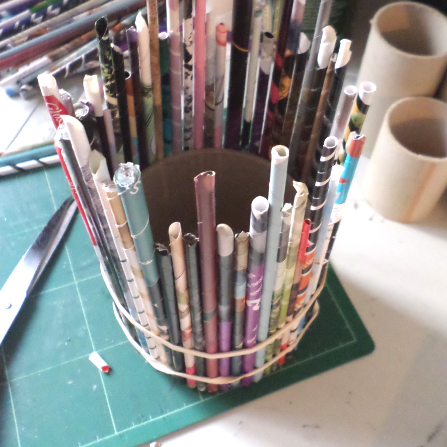 how to make a recycled magazine holder