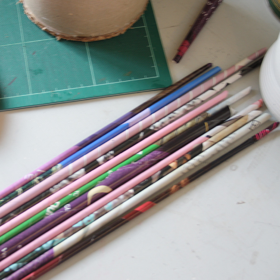 how to make a recycled magazine pencil holder